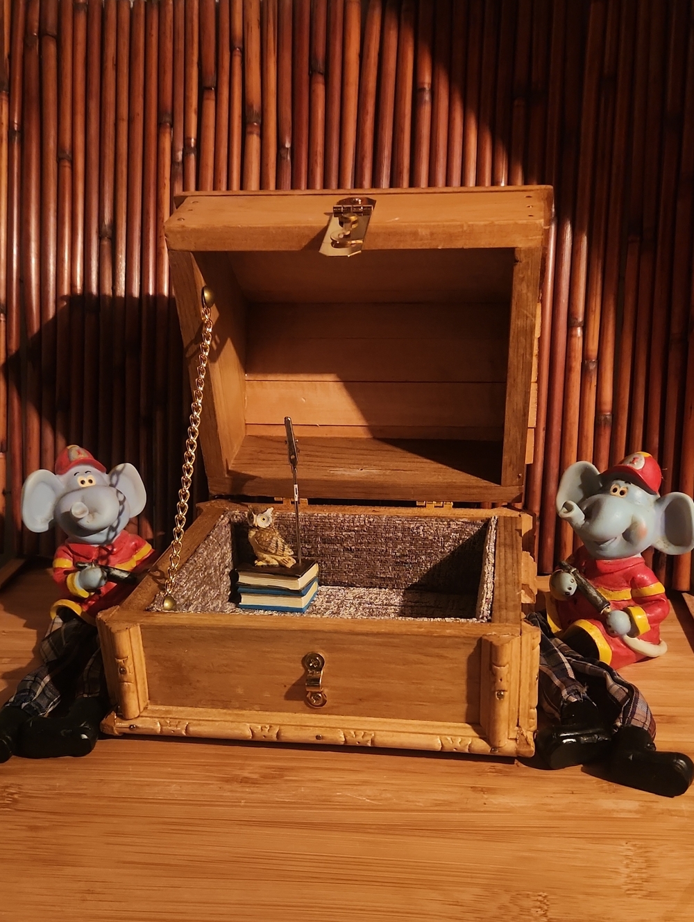 Coffre décoratif en bois avec doublure intérieure + 2 figurines souris pompiers